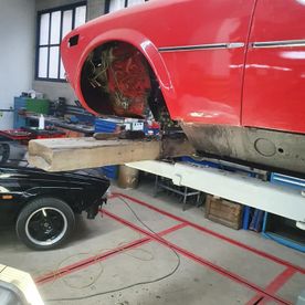 Rotes Auto bei der Reparatur